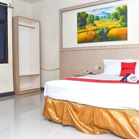 RedDoorz Plus near Sultan Hasanuddin Airport Makassar Bagian luar foto