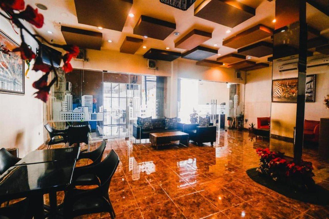 RedDoorz Plus near Sultan Hasanuddin Airport Makassar Bagian luar foto
