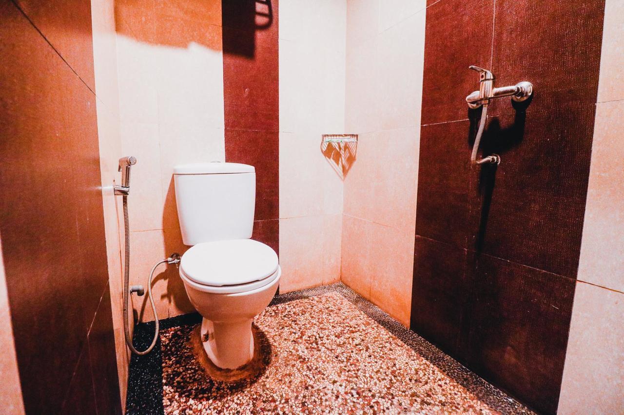 RedDoorz Plus near Sultan Hasanuddin Airport Makassar Bagian luar foto