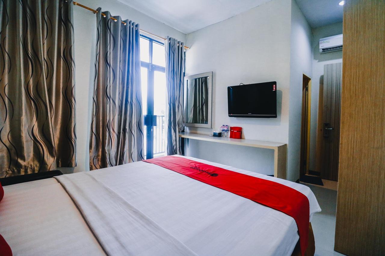RedDoorz Plus near Sultan Hasanuddin Airport Makassar Bagian luar foto