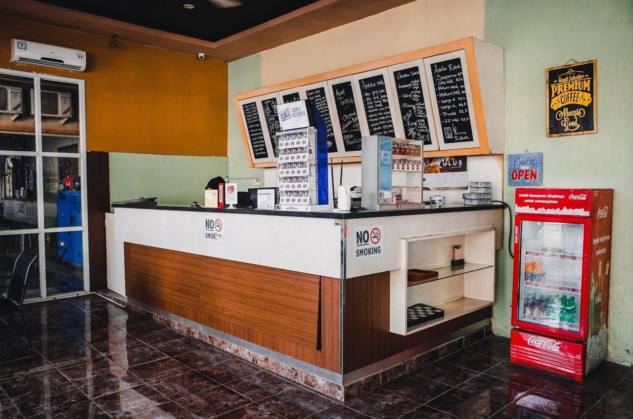 RedDoorz Plus near Sultan Hasanuddin Airport Makassar Bagian luar foto