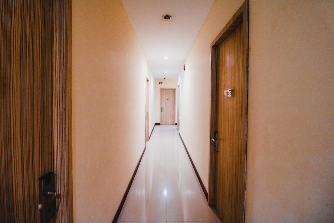 RedDoorz Plus near Sultan Hasanuddin Airport Makassar Bagian luar foto