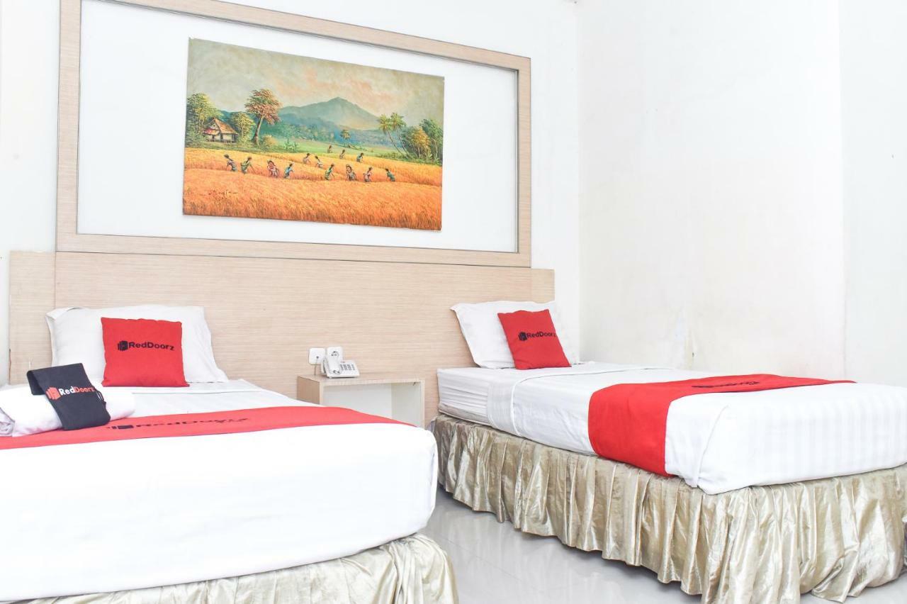 RedDoorz Plus near Sultan Hasanuddin Airport Makassar Bagian luar foto