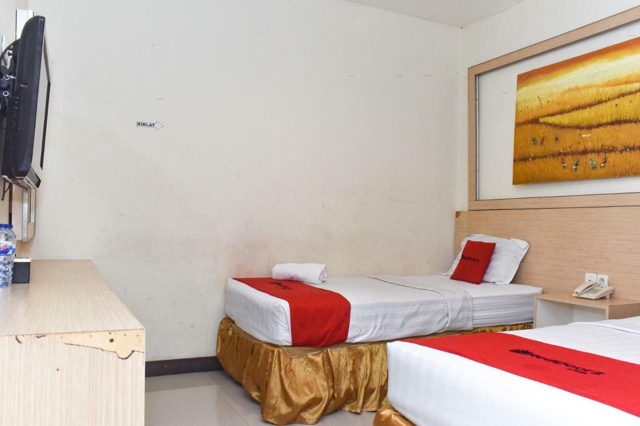 RedDoorz Plus near Sultan Hasanuddin Airport Makassar Bagian luar foto