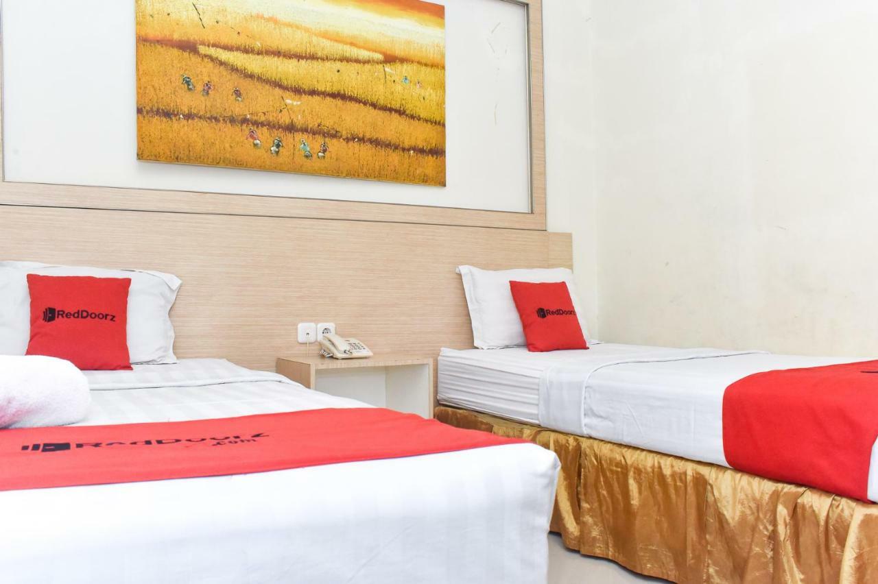 RedDoorz Plus near Sultan Hasanuddin Airport Makassar Bagian luar foto