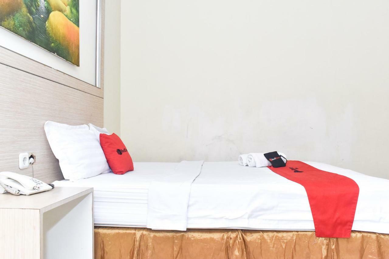 RedDoorz Plus near Sultan Hasanuddin Airport Makassar Bagian luar foto