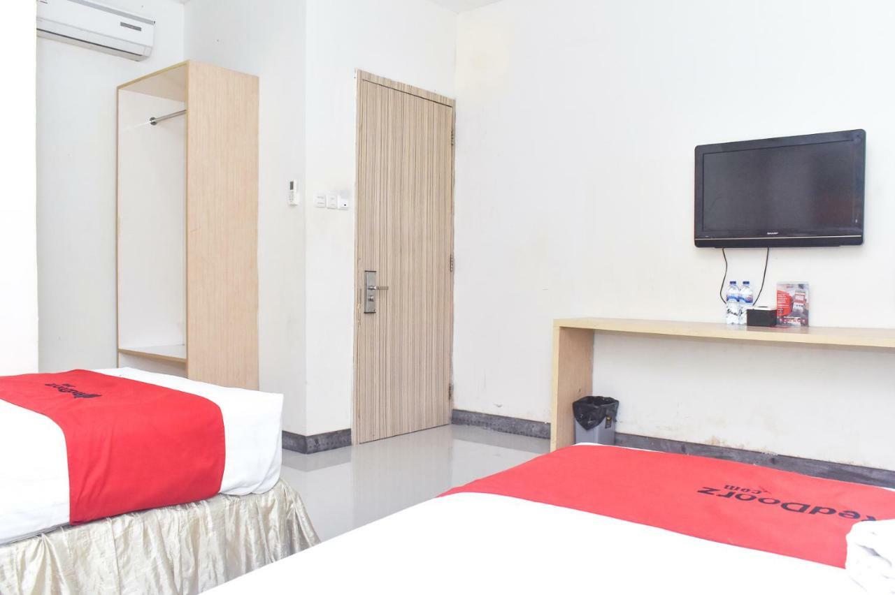 RedDoorz Plus near Sultan Hasanuddin Airport Makassar Bagian luar foto