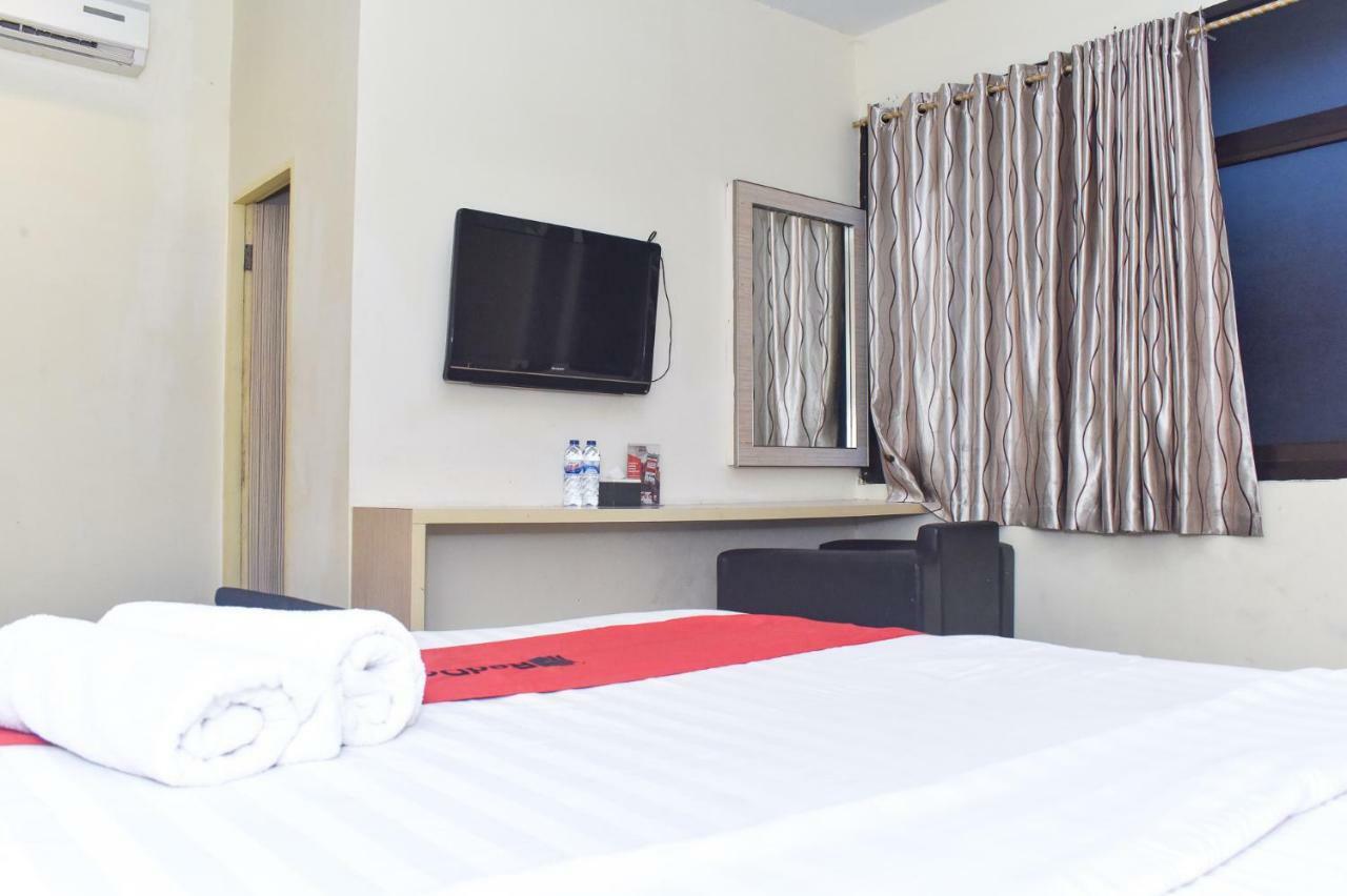 RedDoorz Plus near Sultan Hasanuddin Airport Makassar Bagian luar foto