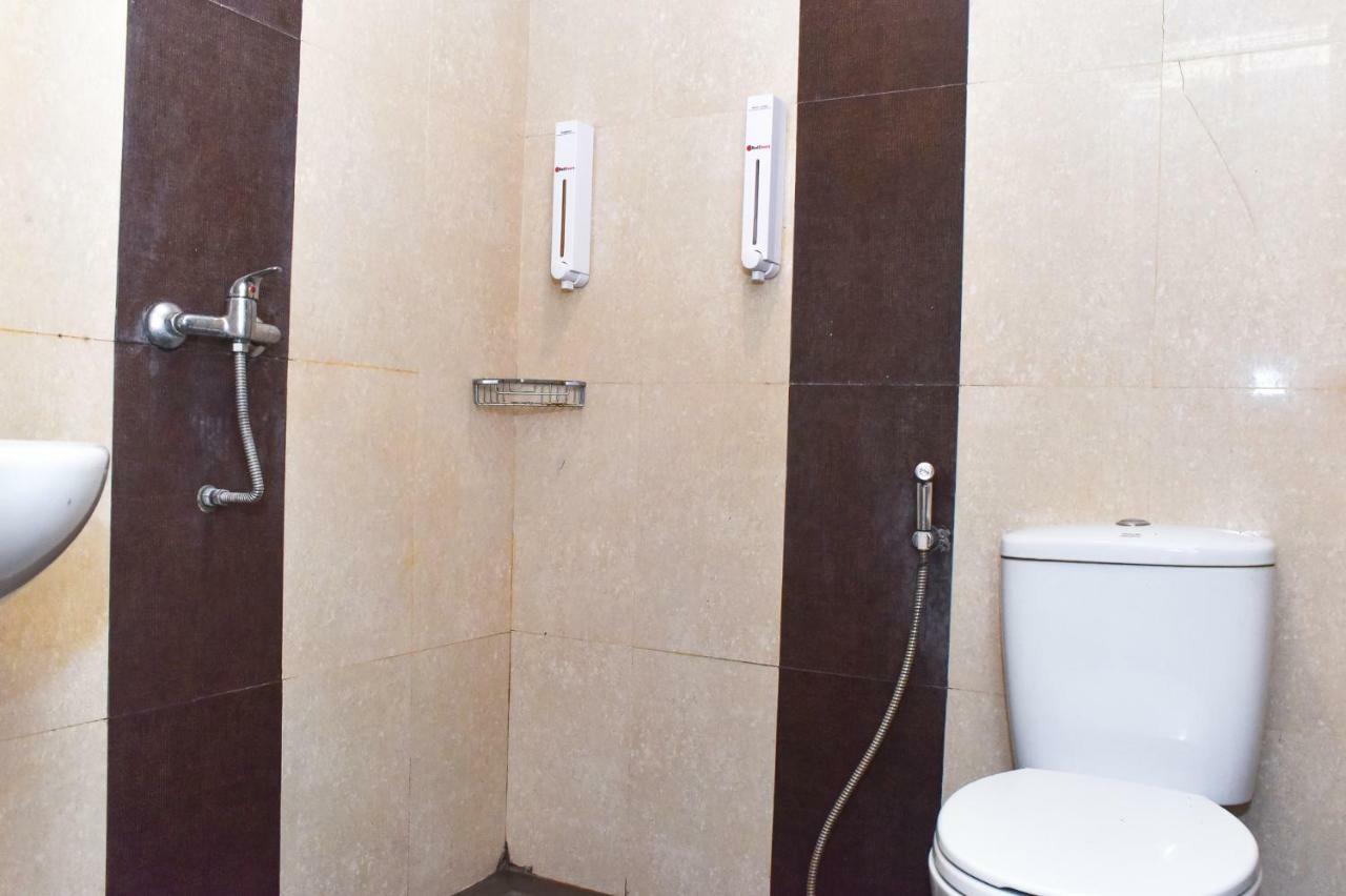 RedDoorz Plus near Sultan Hasanuddin Airport Makassar Bagian luar foto