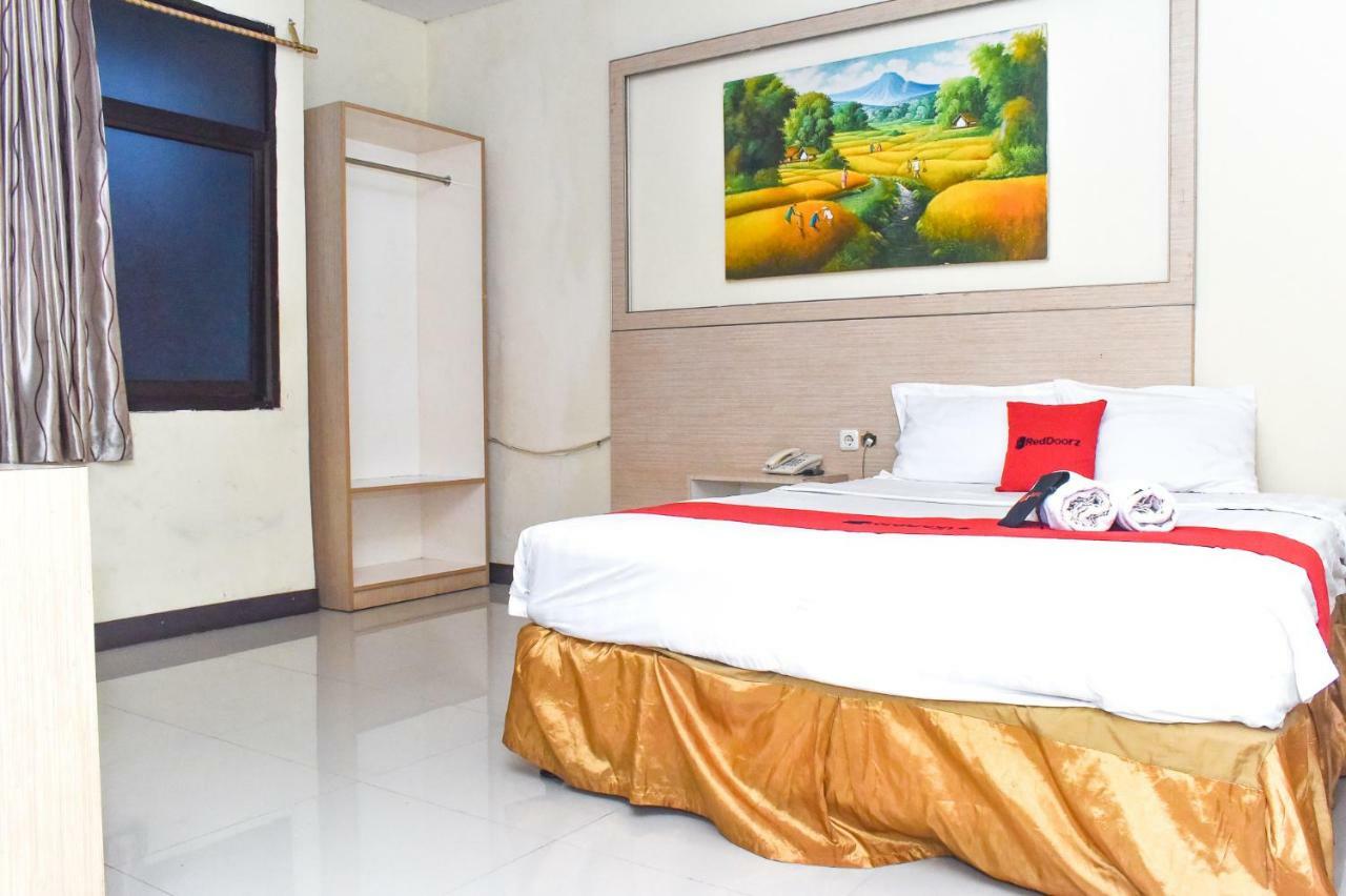 RedDoorz Plus near Sultan Hasanuddin Airport Makassar Bagian luar foto