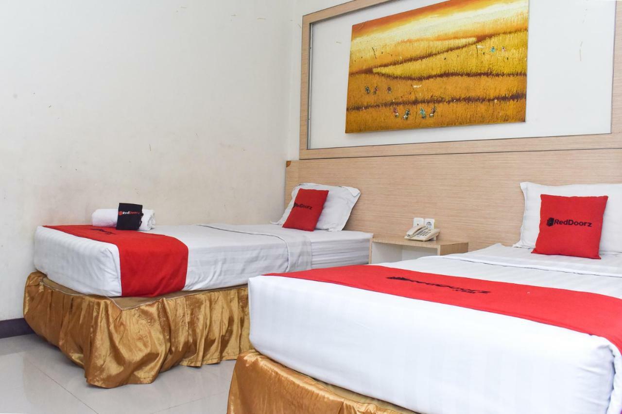 RedDoorz Plus near Sultan Hasanuddin Airport Makassar Bagian luar foto