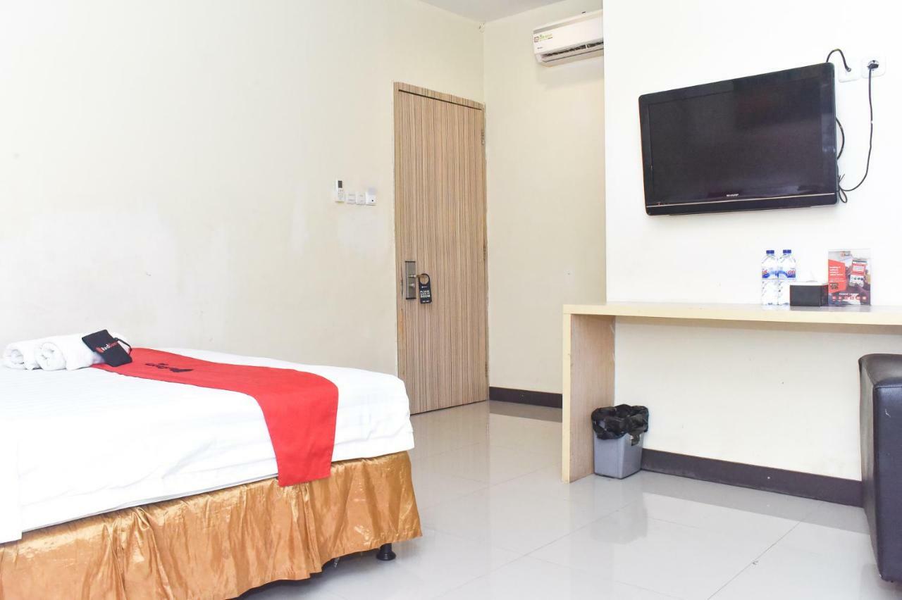 RedDoorz Plus near Sultan Hasanuddin Airport Makassar Bagian luar foto