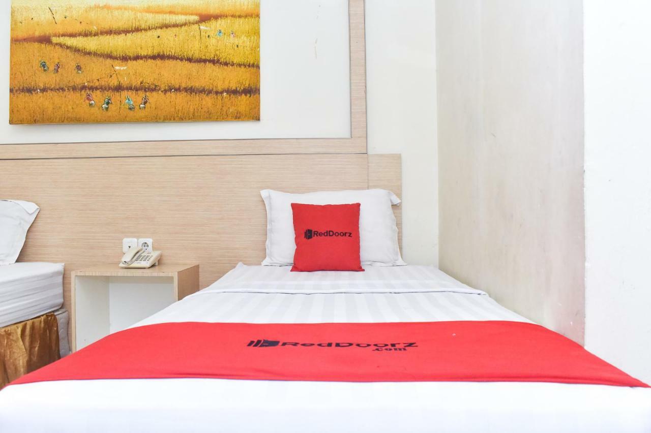 RedDoorz Plus near Sultan Hasanuddin Airport Makassar Bagian luar foto