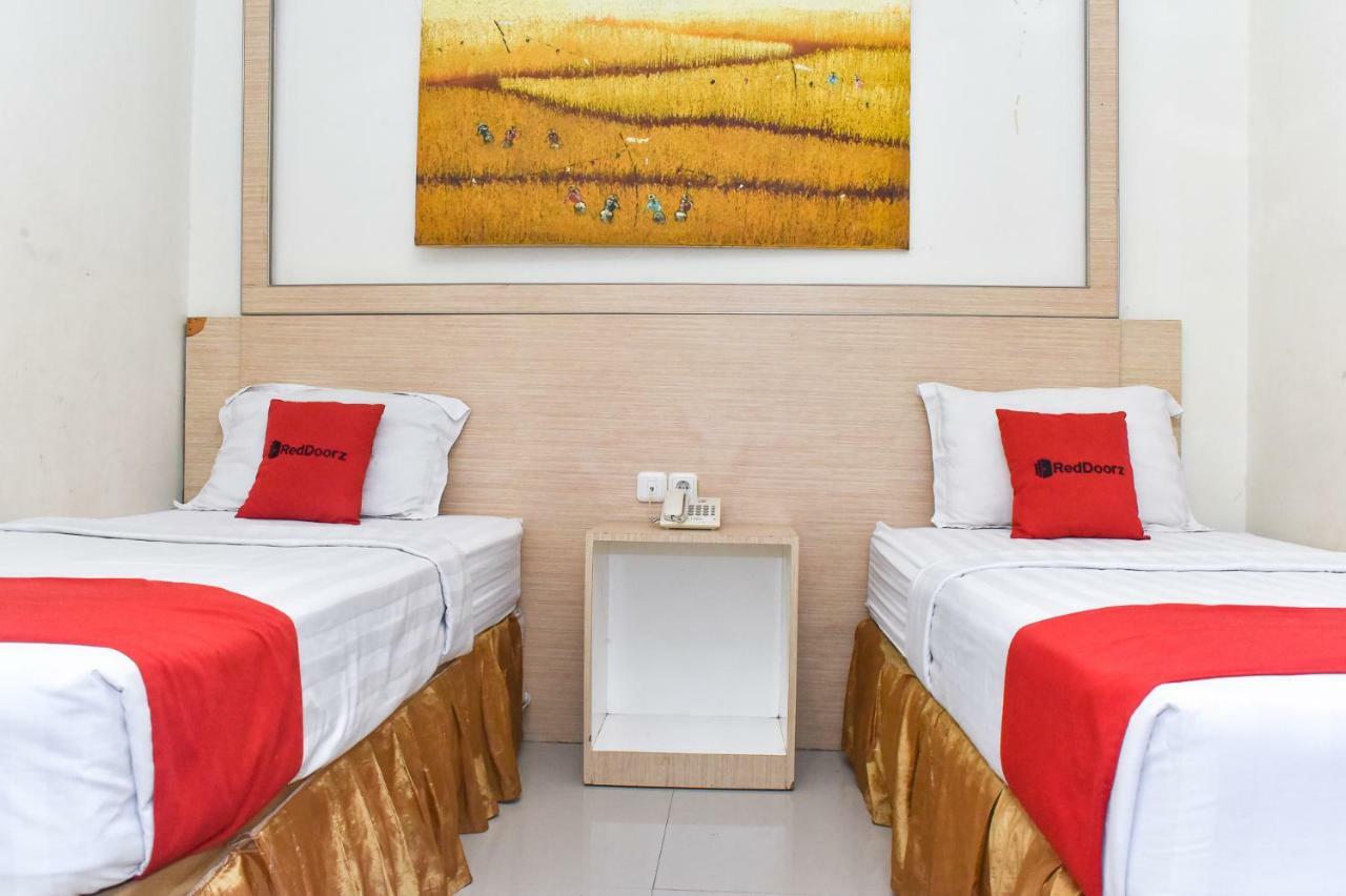 RedDoorz Plus near Sultan Hasanuddin Airport Makassar Bagian luar foto