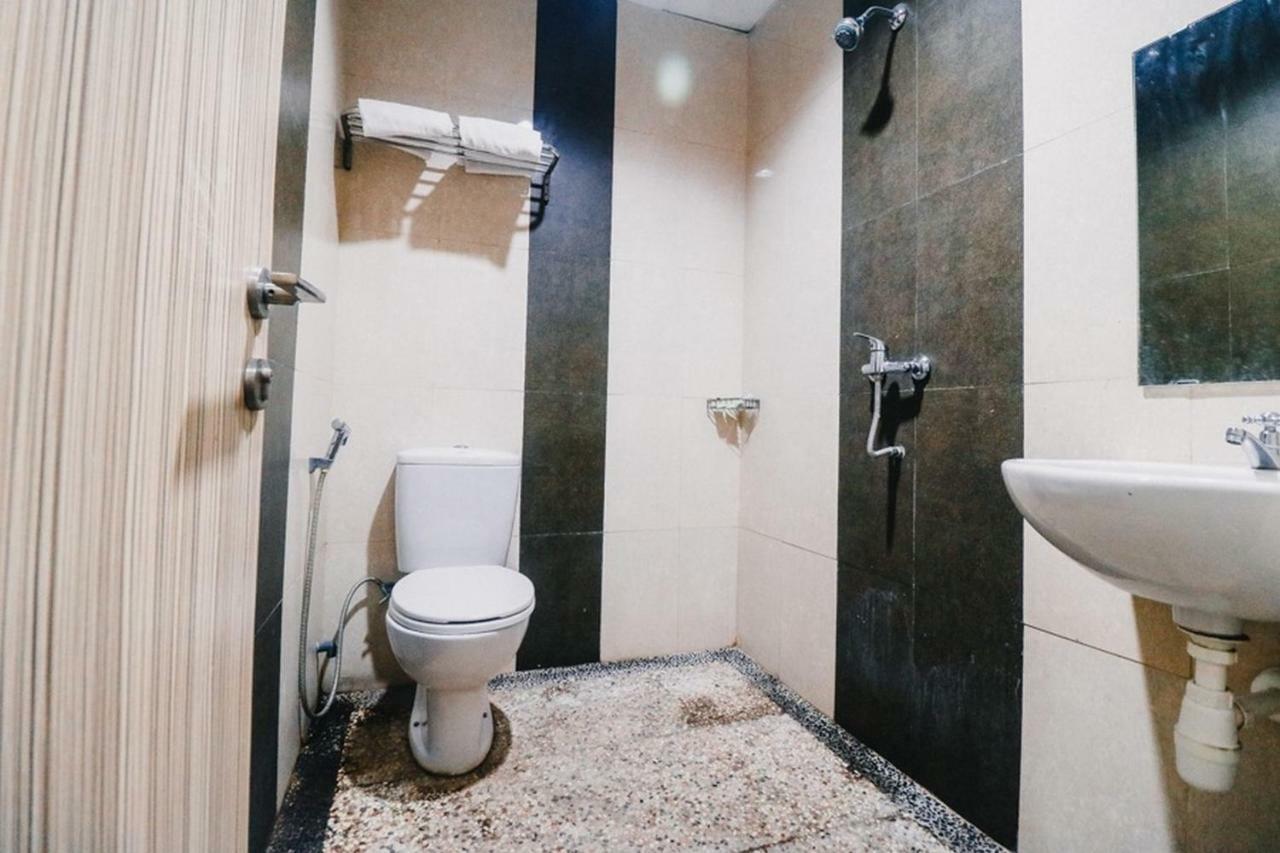 RedDoorz Plus near Sultan Hasanuddin Airport Makassar Bagian luar foto