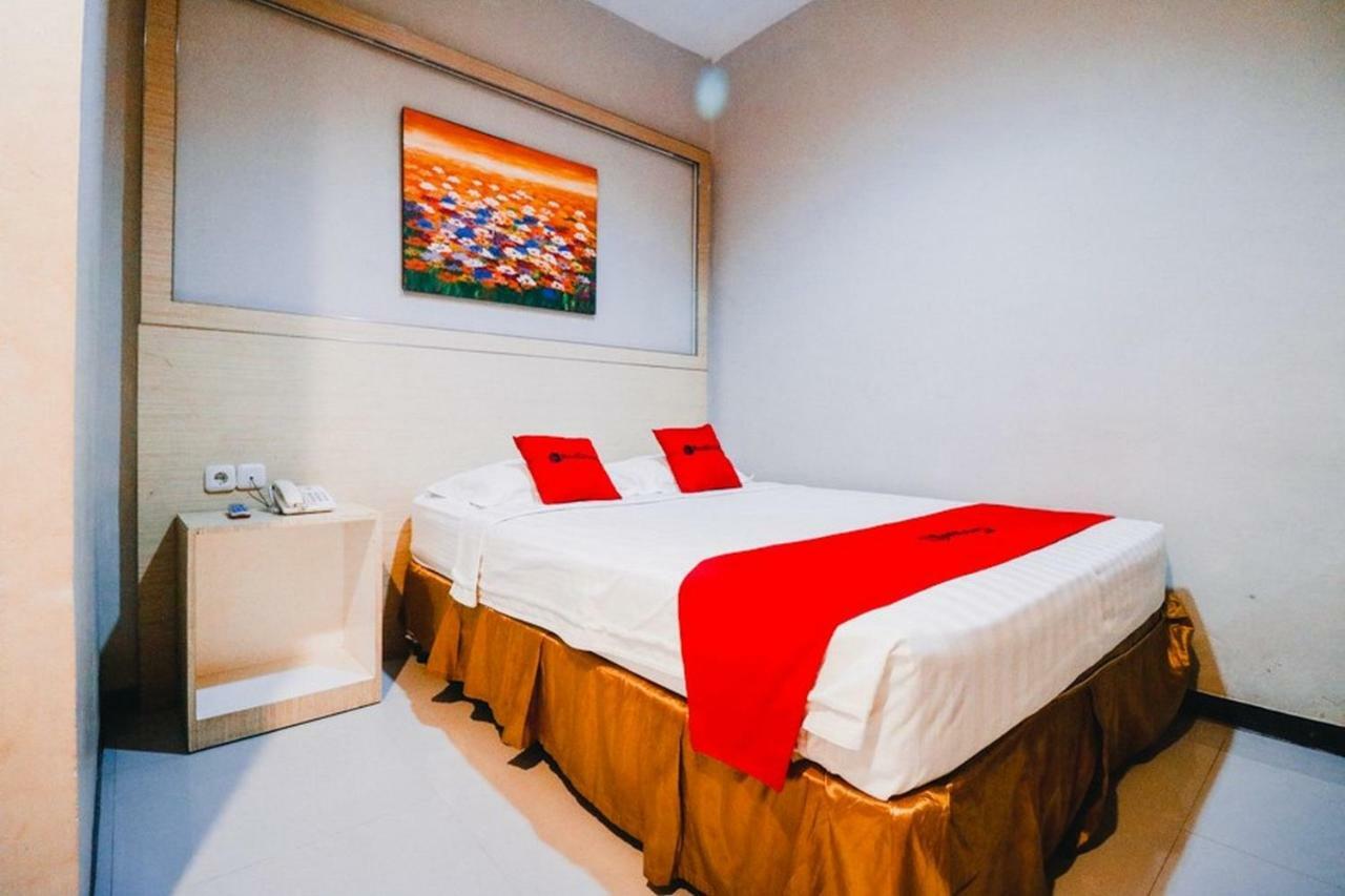 RedDoorz Plus near Sultan Hasanuddin Airport Makassar Bagian luar foto