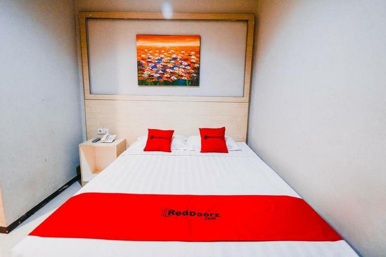 RedDoorz Plus near Sultan Hasanuddin Airport Makassar Bagian luar foto