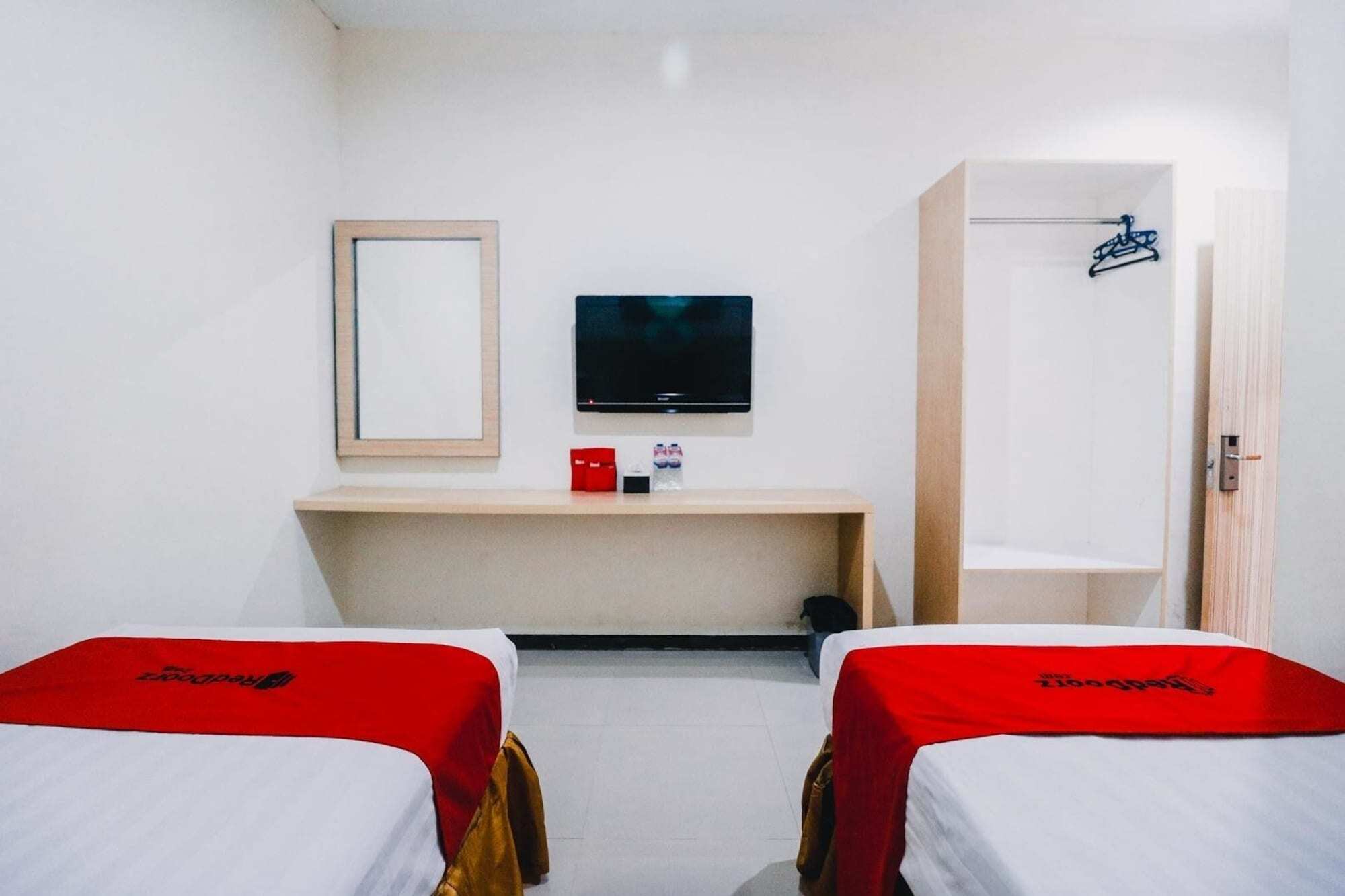 RedDoorz Plus near Sultan Hasanuddin Airport Makassar Bagian luar foto