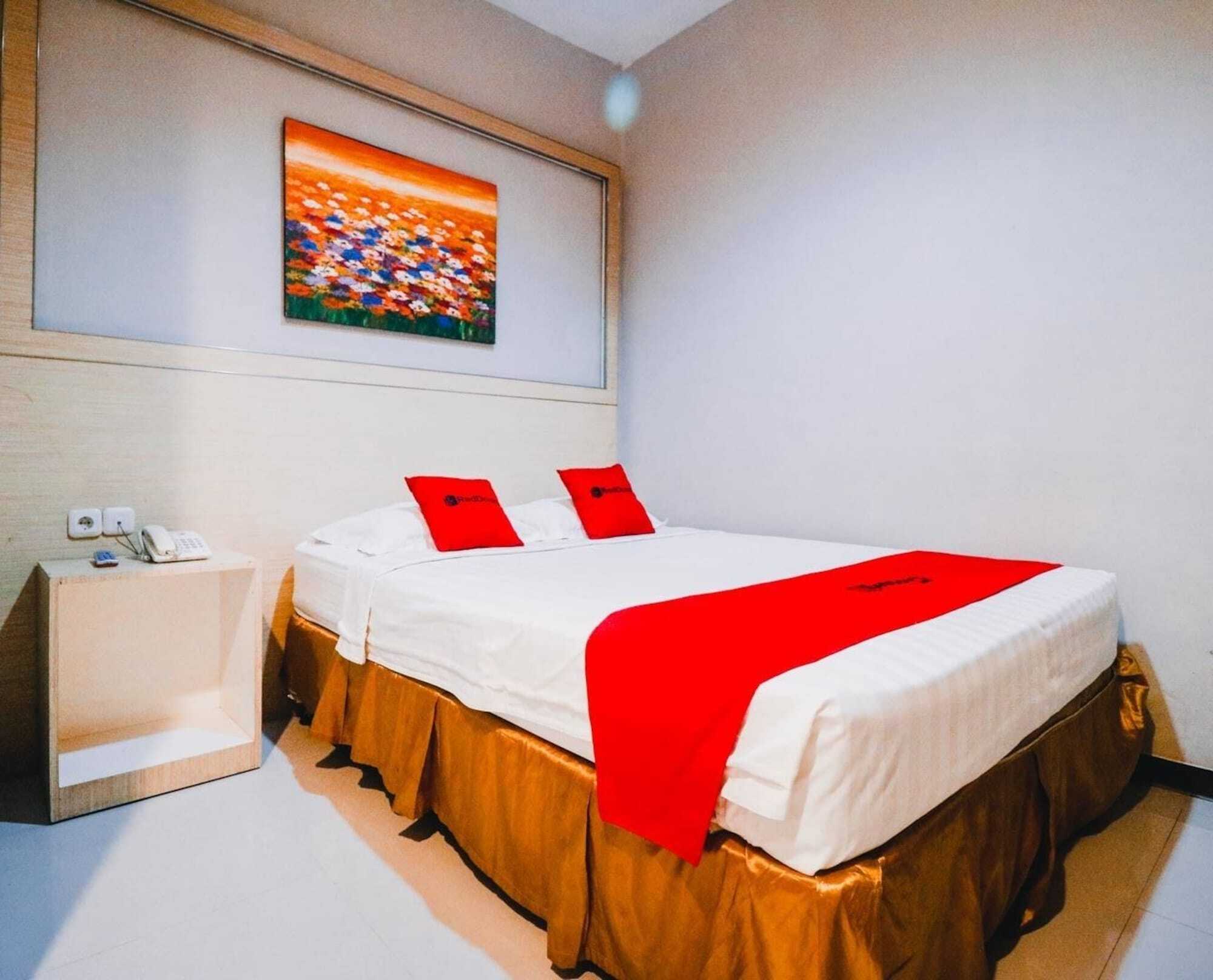 RedDoorz Plus near Sultan Hasanuddin Airport Makassar Bagian luar foto